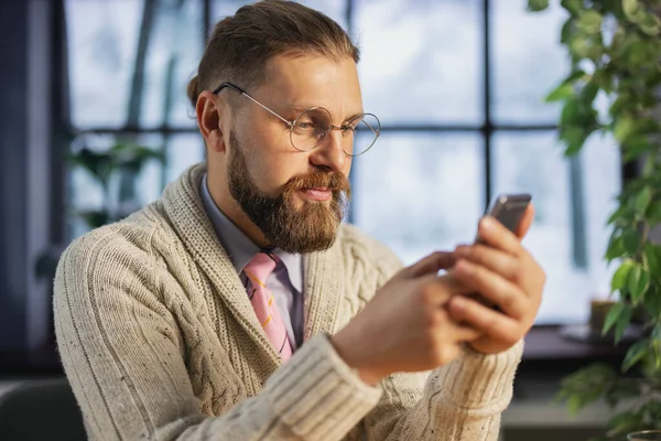 Άνθρωπος με smartphone στο σπίτι — Φωτογραφία Αρχείου