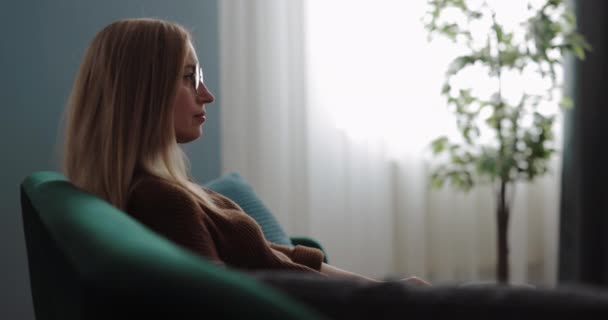 Kvinde ser tv derhjemme – Stock-video