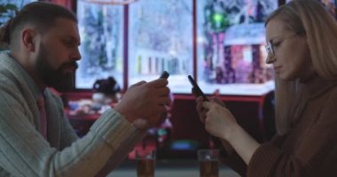 Akıllı kafede Çift