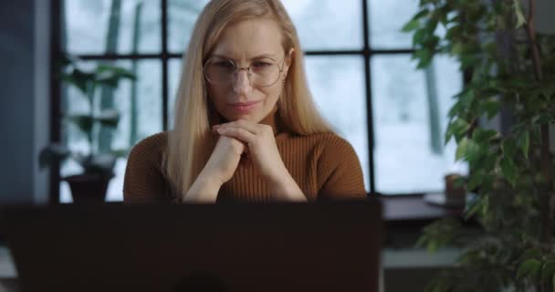 Dizüstü bilgisayar kullanan düşünceli kadın — Stok video