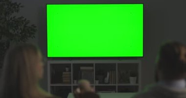 Yeşil ekran televizyon izleyen çift