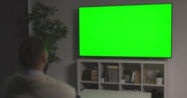 Yeşil ekran televizyon izleyen adam.