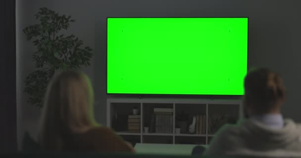 Paar schaut Chroma-Schlüssel-Fernseher — Stockvideo