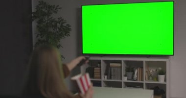 Yeşil ekran televizyon izleyen kadın