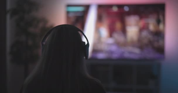 Frau spielt Spiele im Fernsehen — Stockvideo