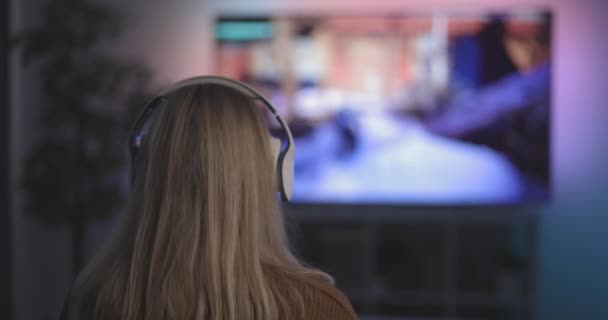 Mujer jugando juegos en casa — Vídeos de Stock
