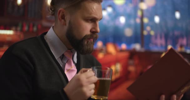 Homme avec thé et livre au café — Video