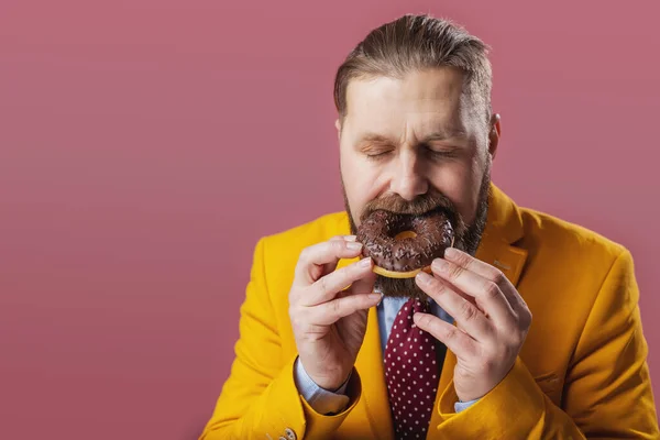 Mężczyzna jedzenie cukierka — Zdjęcie stockowe