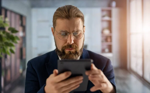Mann mit Tablet im Büro — Stockfoto