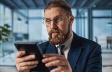tablet vasıl yazıhane ile işadamı