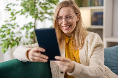 Kadın kanepede tablet ile