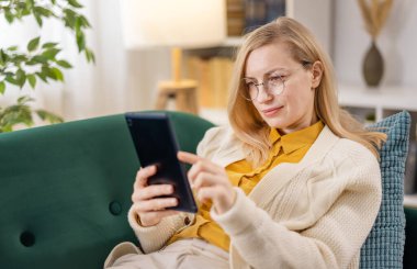 tablet kanepe üzerinde olan kadın