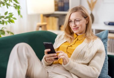 kadın kanepede smartphone ile