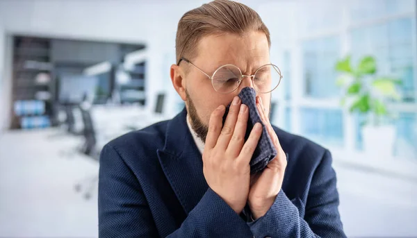 Uomo con naso che cola in ufficio — Foto Stock