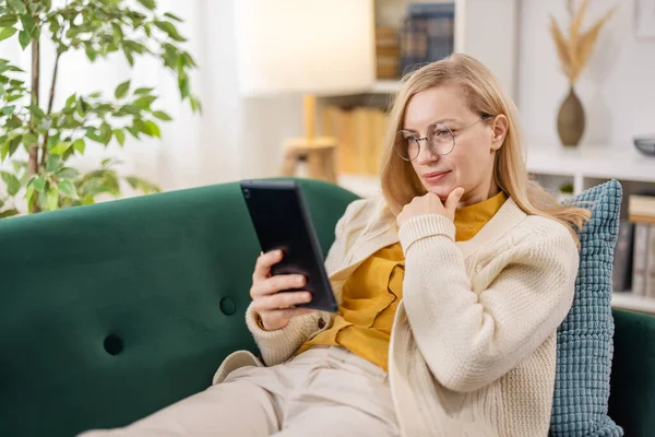 Mulher descansando no sofá com tablet — Fotografia de Stock