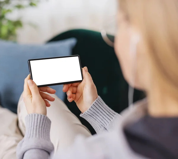 Mujer usando teléfono inteligente de pantalla en blanco —  Fotos de Stock