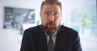 İşadamı ofiste konuşuyor.