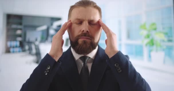 Втомився бізнесмен в офісі — стокове відео