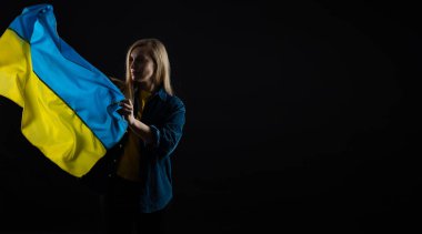 Ukrayna bayrağı kadının elinde.