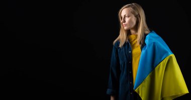 Ukrayna bayrağı kadınla