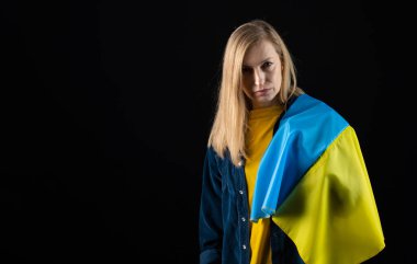 Ukrayna bayrağı kadınla