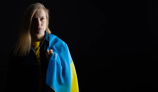 Ukrayna bayrağı kadınla
