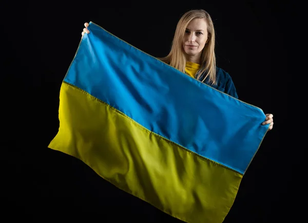 Mujer sostiene bandera ucraniana — Foto de Stock