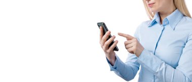 Stüdyoda cep telefonu kullanan kadın