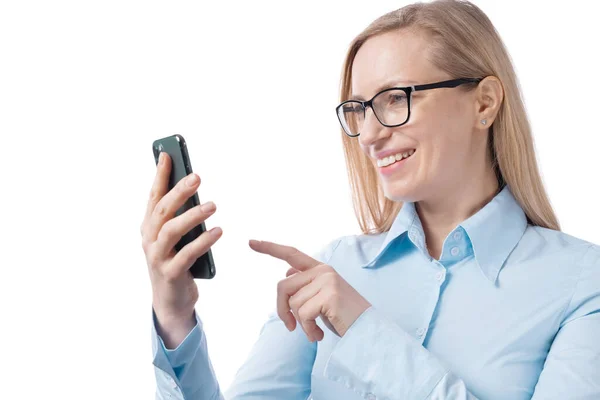 Zakenvrouw gebruikend smartphone — Stockfoto