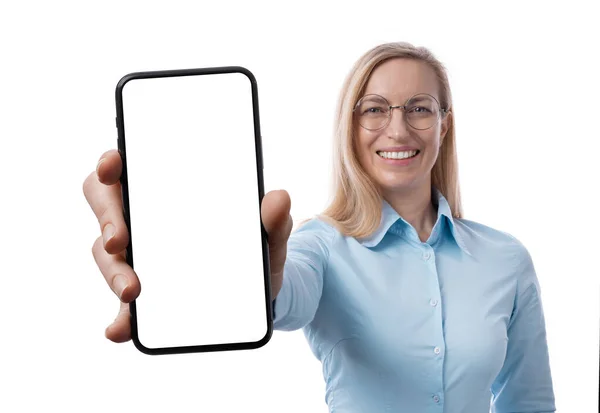 Mujer sosteniendo pantalla en blanco móvil —  Fotos de Stock