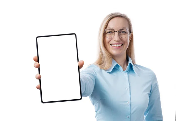 Mujer de negocios sosteniendo móvil en blanco —  Fotos de Stock