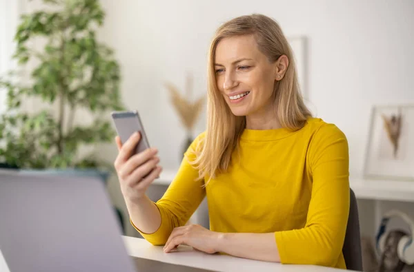 Kvinna som använder mobil för videosamtal — Stockfoto