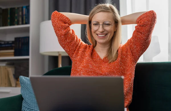 Femme sur canapé avec ordinateur portable — Photo