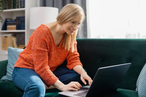 Mujer usando el ordenador portátil en casa — Foto de Stock