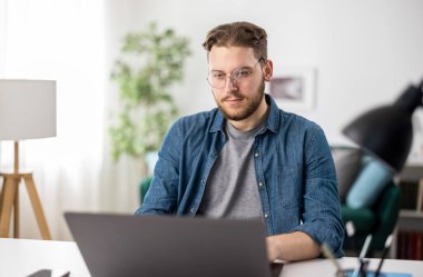 Dalgın adam evde çalışma