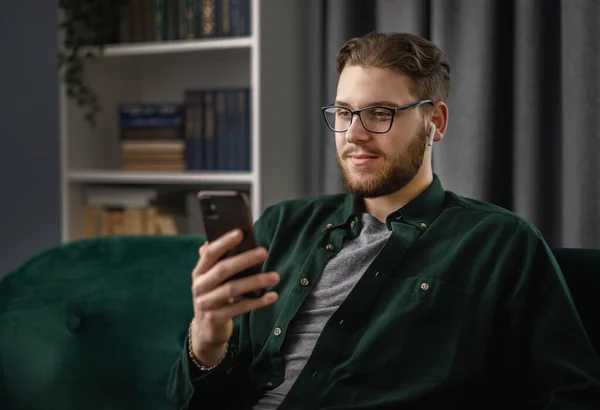 Hombre con smartphone en casa —  Fotos de Stock