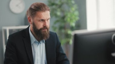 Bilgisayar üzerinde çalışan odaklı iş adamı
