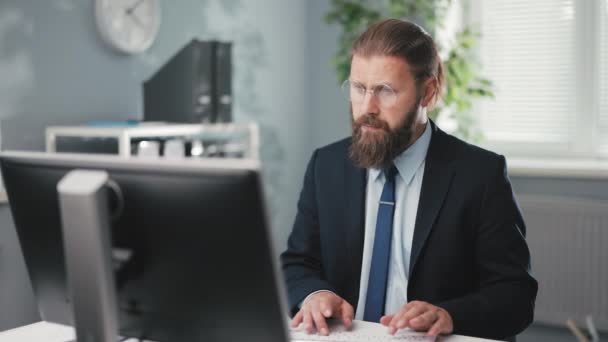 Zakenman werkt aan pc — Stockvideo