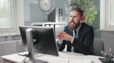 Ofiste video görüşmesi yapan bir adam.