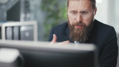 Video çağrısı için bilgisayarı kullanan adam