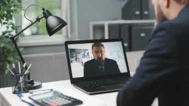 İş adamının bilgisayarında video kaset var.