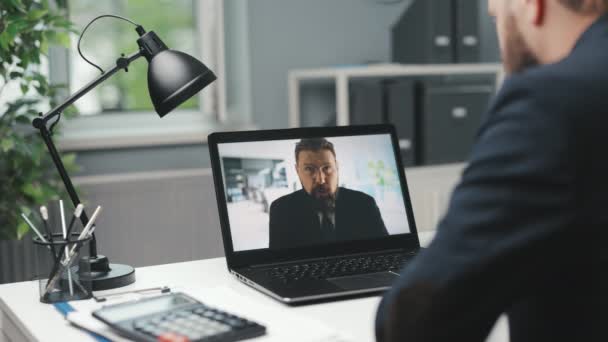 Uomo d'affari che ha videochat sul computer portatile — Video Stock