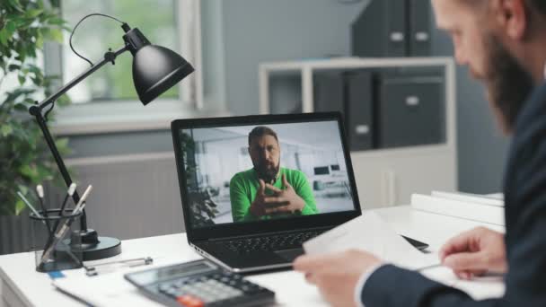 Biznesmen za pomocą laptopa do videochat — Wideo stockowe