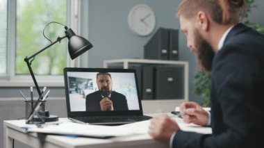 Video konferans olan işadamı