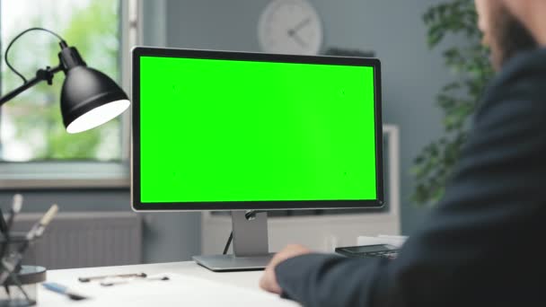 Geschäftsmann mit grünem Bildschirm am PC — Stockvideo