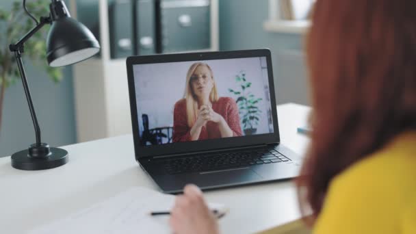 Menedżerka Komunikuje Się Online Pięknym Dojrzałym Partnerem Biznesowym Laptopie Pracowici — Wideo stockowe