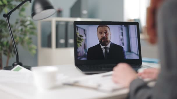 Kadını Yerinde Sakallı Erkek Partneriyle Video Konferansı Için Kablosuz Bilgisayarı — Stok video