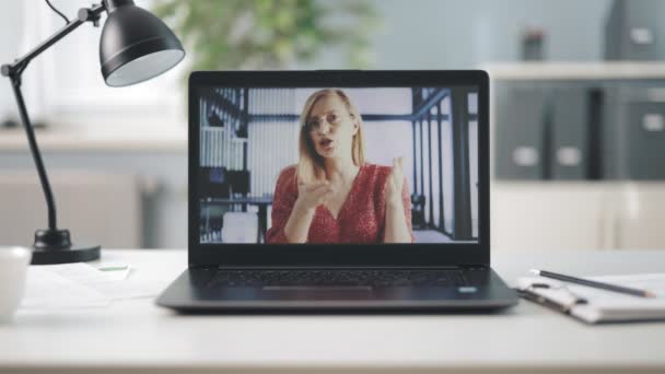 现代无线笔记本电脑与迷人的成熟女人与金发屏幕领先电话会议 视频对话 商业和人的概念 — 图库视频影像
