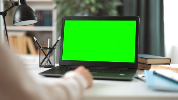デスクに座っている女性の閉じると仕事のための緑の空の画面と現代のラップトップを使用しています フリーランス テクノロジーの概念 — ストック動画