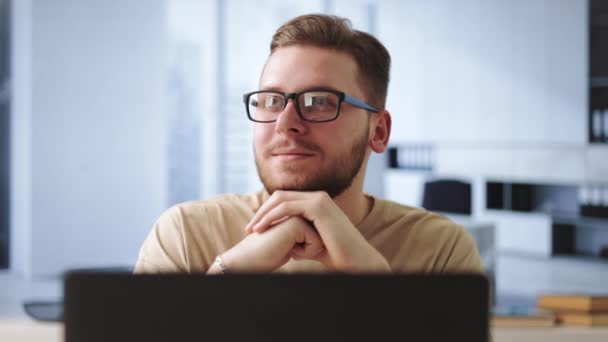 Feliz Trabajador Caucásico Relajado Distraído Del Trabajo Informático Para Tomar — Vídeo de stock